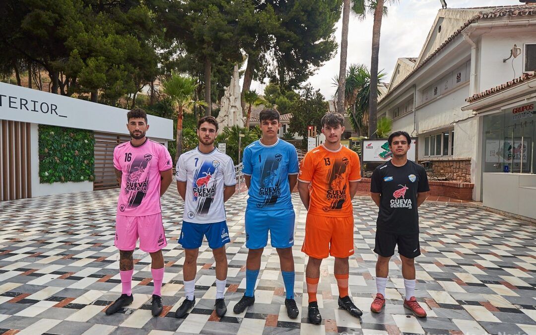 El CD Nerja muestra sus nuevas camisetas 2025/2026 en la Cueva