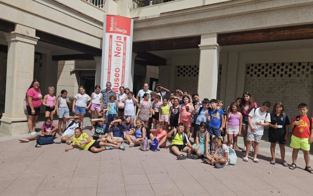 El Museo de Nerja recibe al campamento G y J en una visita educativa