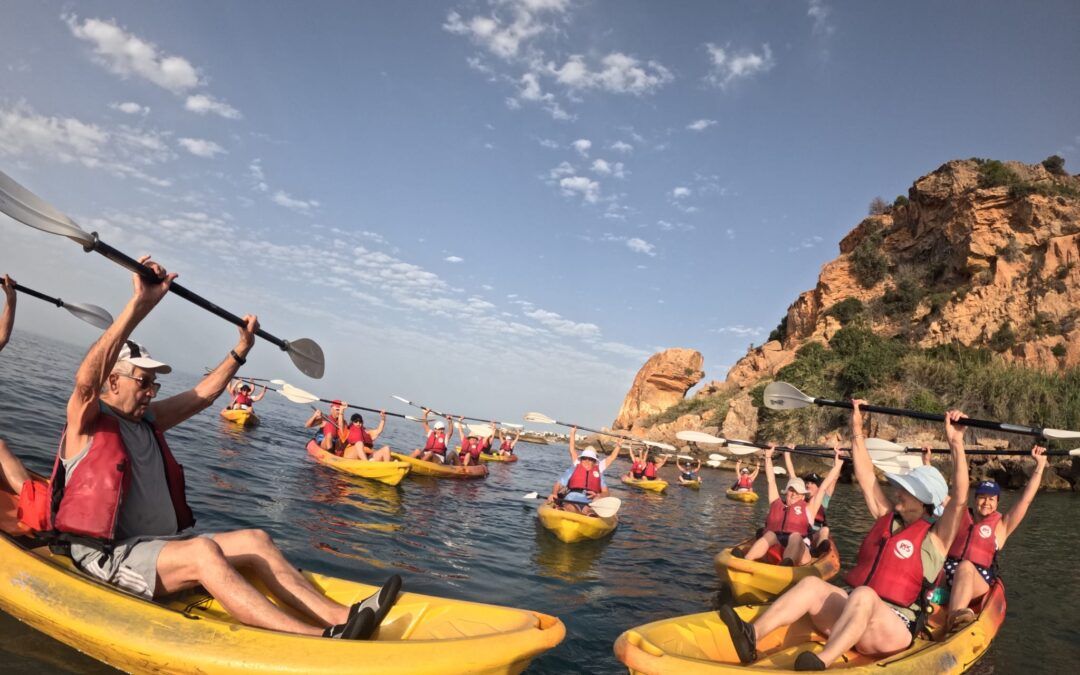Mayores de Nerja se adentran en el mar en una ruta de kayak