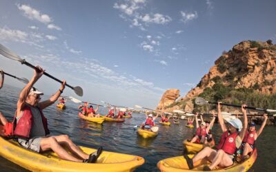 Mayores de Nerja se adentran en el mar en una ruta de kayak