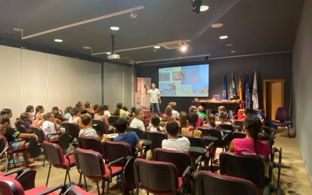 Pequeños exploradores descubren los secretos de la arqueología en Nerja