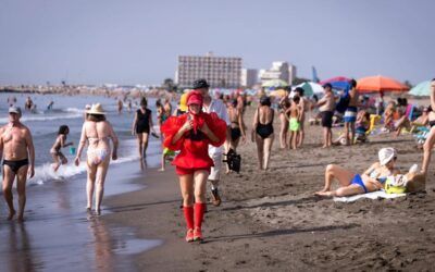 ¿Quién es la mujer de rojo en la orilla?