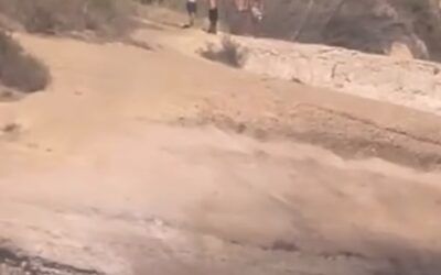 Servicios de emergencia rescatan a una persona en la playa de Nerja