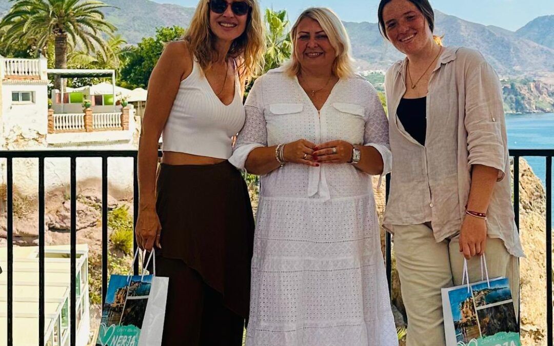 La actriz e influencer Angélica Castro visita Nerja con su hija