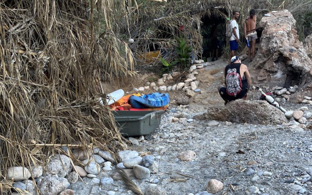 Denuncian asentamientos ilegales en la cala del Barranco de Maro