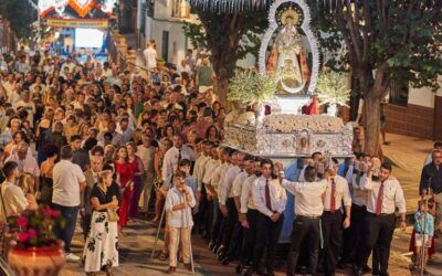 La Virgen de las Maravillas procesiona en Maro en su trono restaurado