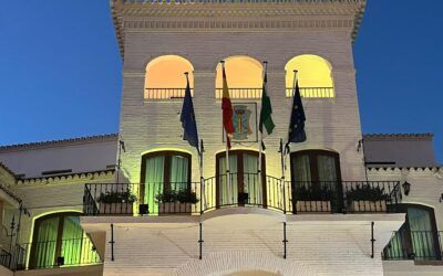 Nerja ilumina sus edificios de amarillo por el Día del Trastorno Específico del Lenguaje
