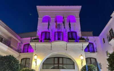 Nerja se tiñe de rosa en apoyo al Día Mundial contra el Cáncer de Mama