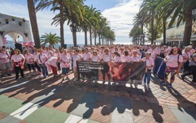 Más de mil personas se unen en Nerja contra el cáncer de mama