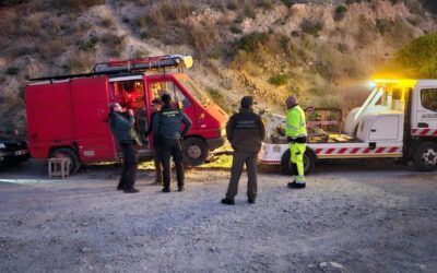Operativo conjunto retira medio centenar de autocaravanas en los Acantilados de Maro-Cerro Gordo