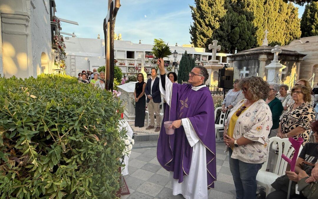 Nerja conmemora el Día de los Fieles Difuntos con una misa en el Cementerio Municipal