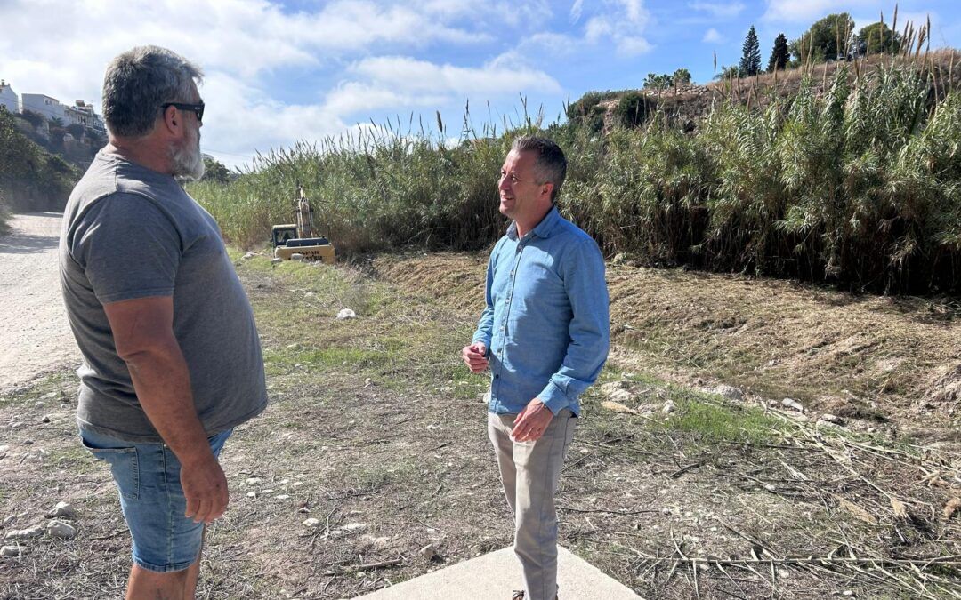 El Ayuntamiento de Nerja realiza trabajos de limpieza y desbroce del río Chíllar