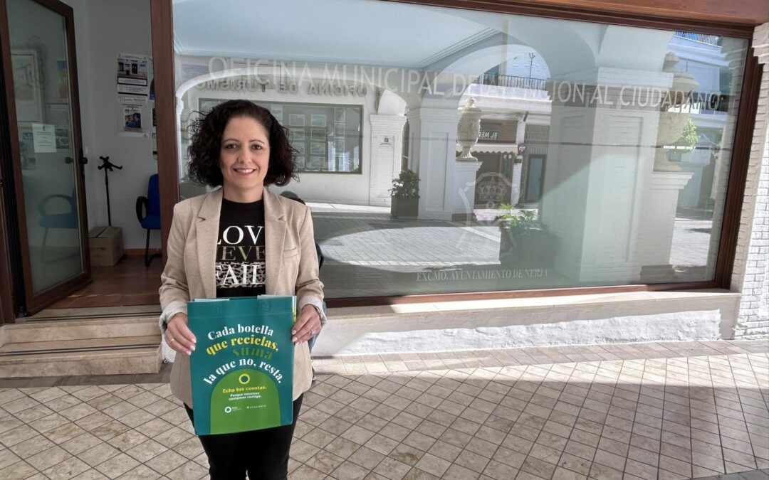 Nerja reparte bolsas para reciclar vidrio dentro de la campaña provincial de sensibilización ambiental