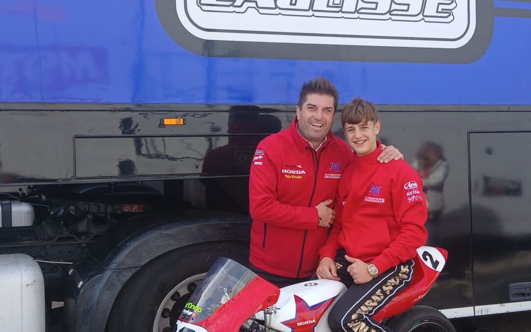 El joven piloto nerjeño Nico avanza en su carrera deportiva con una nueva presentación oficial