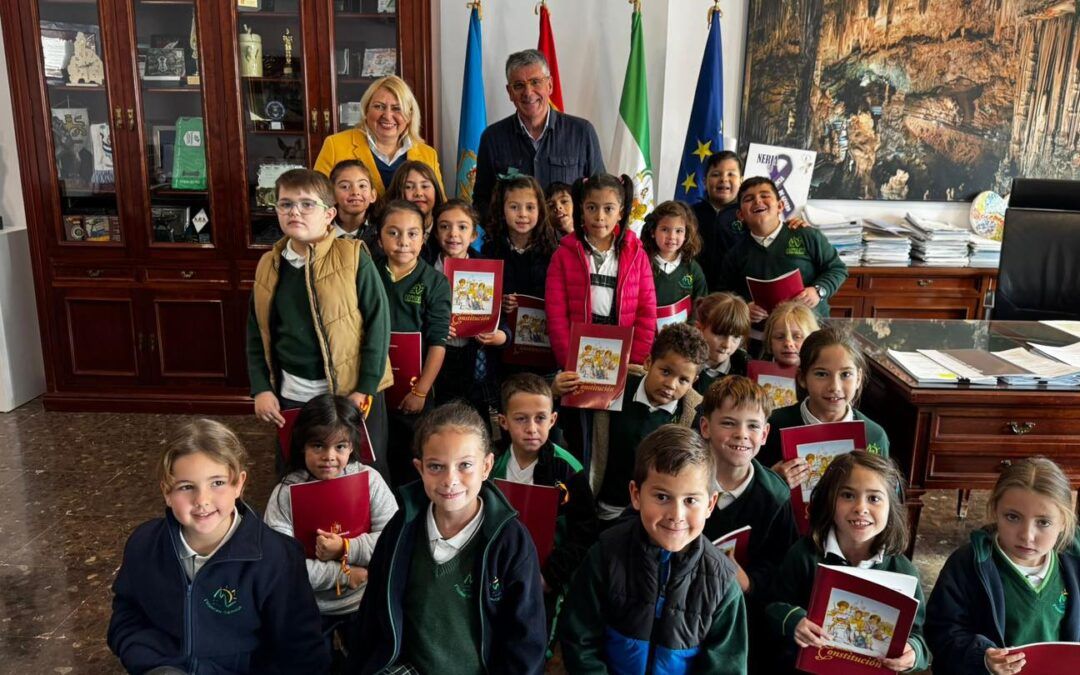 Escolares de Nerja visitan el Ayuntamiento en una jornada educativa por el Día de la Constitución
