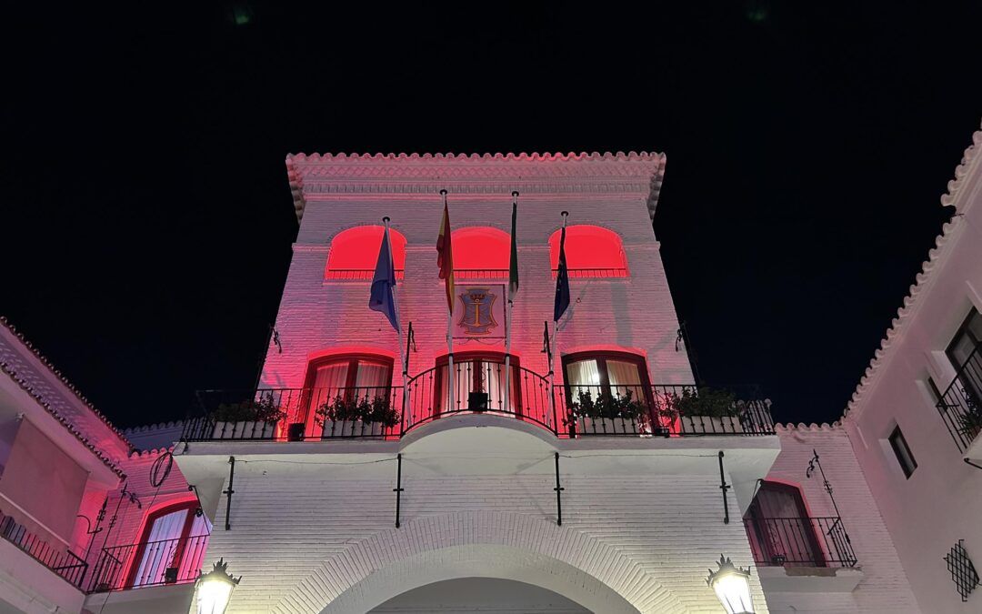 El Ayuntamiento de Nerja se ilumina en rojo por el Día Mundial del Sida