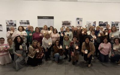 Éxito del taller navideño de portavelas impartido por Rocío Delgado