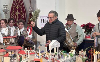 La Cofradía del Resucitado presenta su Belén de Playmobil con una emotiva bendición