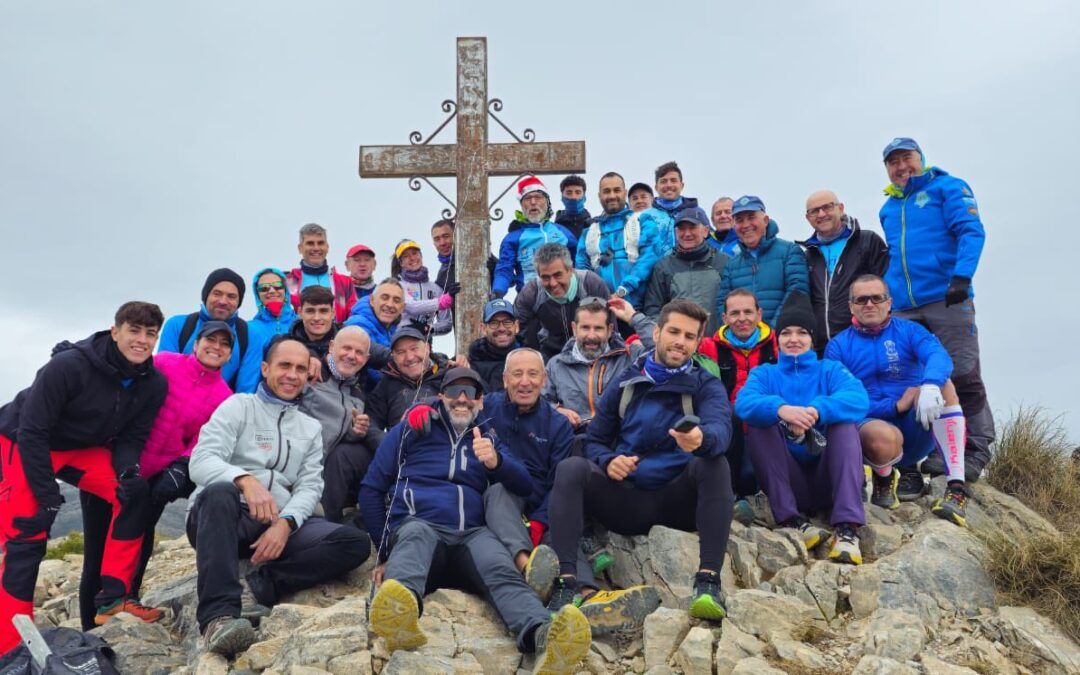 Deportistas de Nerja restituyen la Cruz de la Cuesta del Cielo en su lugar original
