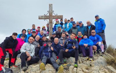 Deportistas de Nerja restituyen la Cruz de la Cuesta del Cielo en su lugar original