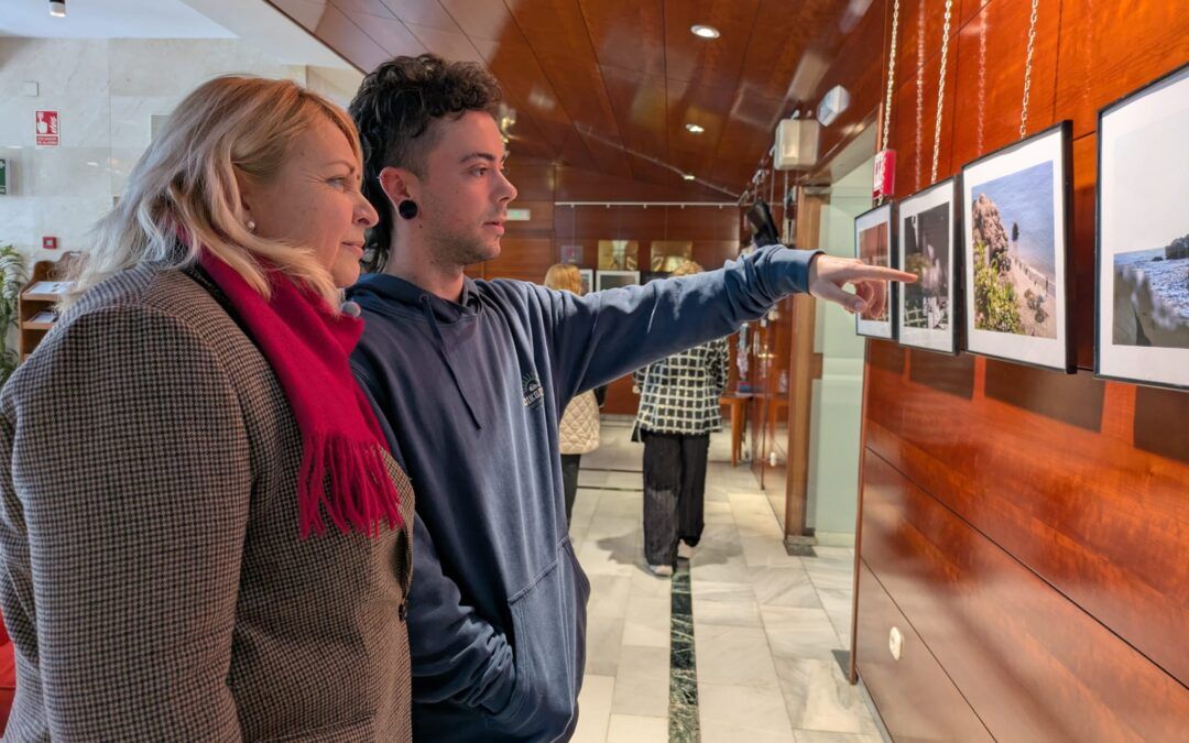 El joven nerjeño Víctor Fernández expone su mirada fotográfica en el CCVN