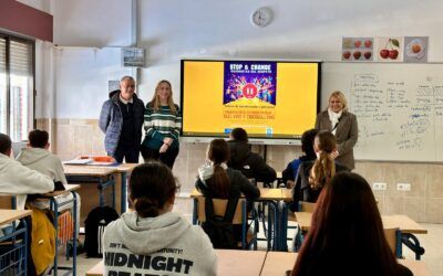 El IES El Chaparil acoge un taller para prevenir el acoso escolar y digital