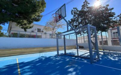 El Ayuntamiento instala nuevas porterías-canasta en el Colegio Virgen de las Maravillas