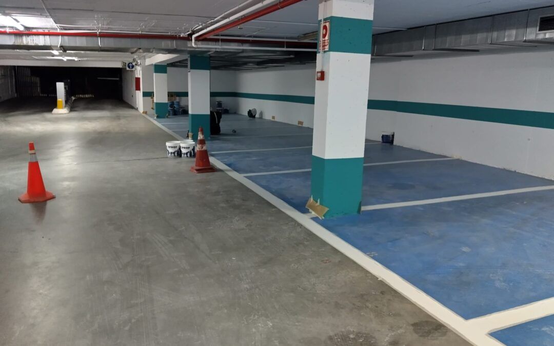 El aparcamiento Verano Azul se renueva con una pintura integral y nueva señalización