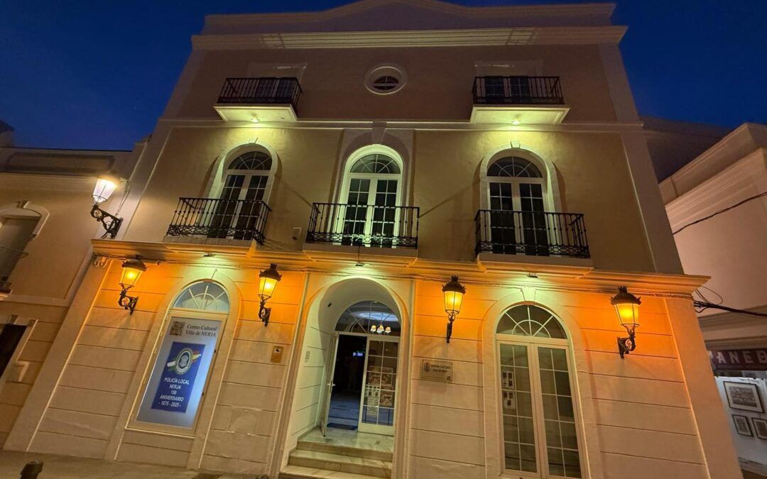Nerja ilumina de amarillo sus edificios municipales por el Día Internacional contra el Cáncer Infantil