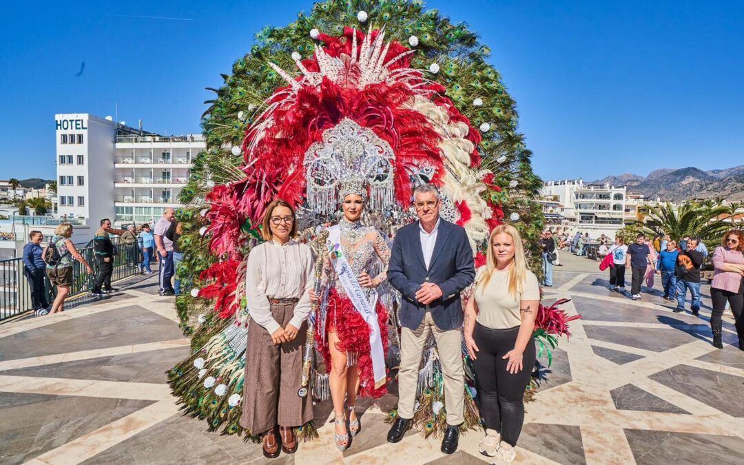 Sara Jorge, Diosa del Carnaval de Málaga 2026, deslumbra en Nerja con traje de Belén Rosa