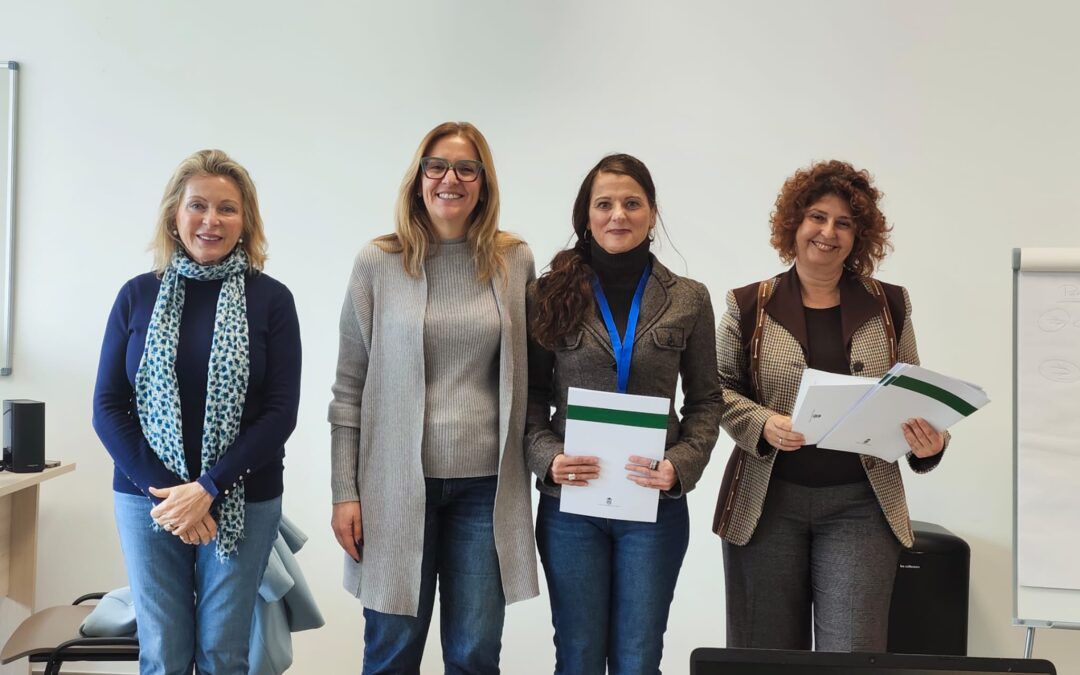 El alumnado de los cursos de empleo de Nerja recibe la visita de la delegada territorial