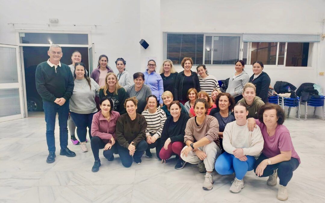 Daniel Rivas visita en Maro un taller de fitness con motivo del Día de la Mujer