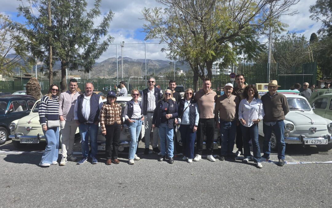 Los clásicos SEAT 600 hacen parada en Nerja durante una ruta automovilística
