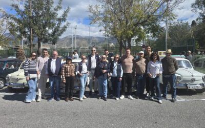 Los clásicos SEAT 600 hacen parada en Nerja durante una ruta automovilística