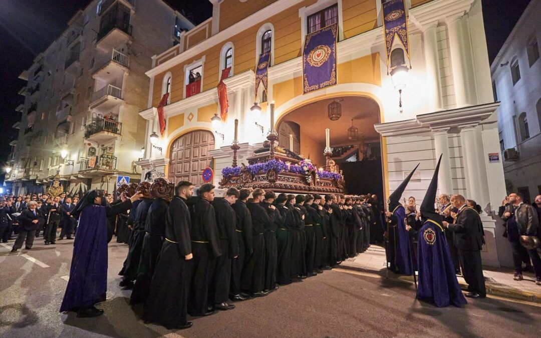 Nerja vive una histórica salida del Nazareno desde su Casa Hermandad