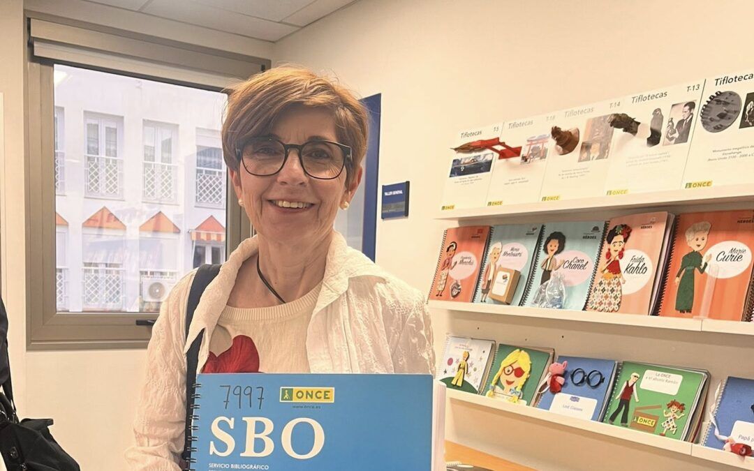 La nerjeña Lucía Muñoz rompe barreras: su novela ya se lee en Braille gracias a la ONCE