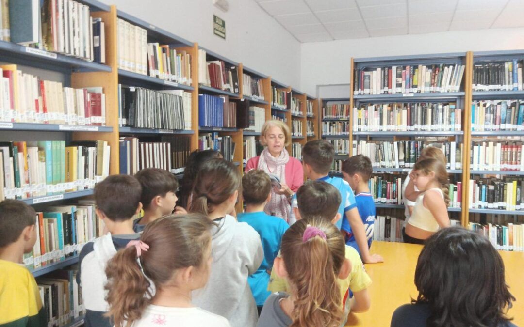 Escolares de Nerja celebran el Día del Libro con una visita a la Biblioteca Municipal