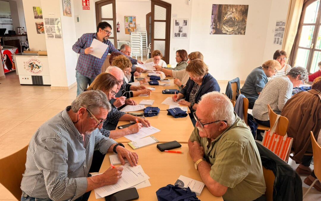 Mayores de Maro se acercan al mundo digital con el taller “Prensa sin edad”