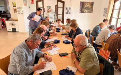 Mayores de Maro se acercan al mundo digital con el taller “Prensa sin edad”