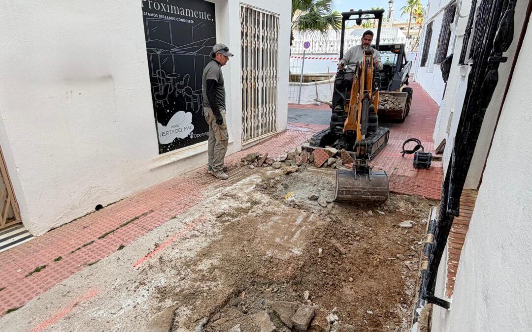 Renovación en calle Gómez para mejorar infraestructuras junto al Balcón de Europa
