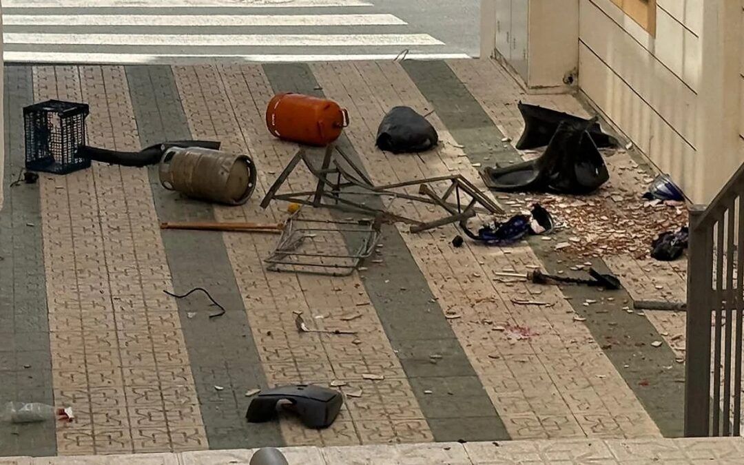 Dos jóvenes detenidos en Nerja tras lanzar bombonas de butano contra la Policía Local