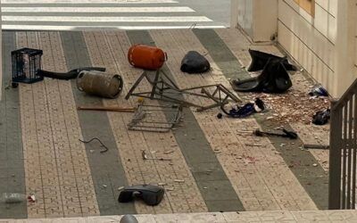 Dos jóvenes detenidos en Nerja tras lanzar bombonas de butano contra la Policía Local