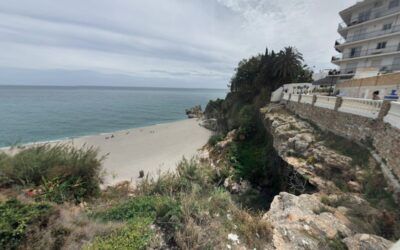 Evacuado un hombre tras sufrir una caída en el Mirador del Bendito de Nerja