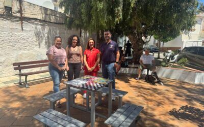 Las Protegidas estrena una mesa multijuegos para el disfrute de los mayores de Nerja
