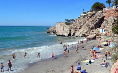 La rápida intervención de los socorristas salva la vida de un turista en la playa de Carabeillo