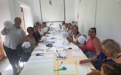 Vecinos de Nerja colaboran en el taller “Flores para Carmen” para preparar la festividad de julio