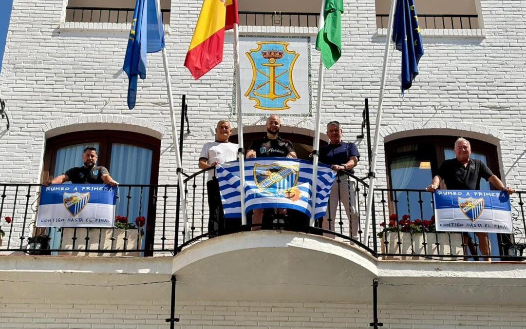La bandera del Málaga CF ondeó en el Ayuntamiento como muestra de apoyo al equipo blanquiazul