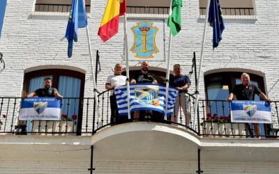 La bandera del Málaga CF ondeó en el Ayuntamiento como muestra de apoyo al equipo blanquiazul