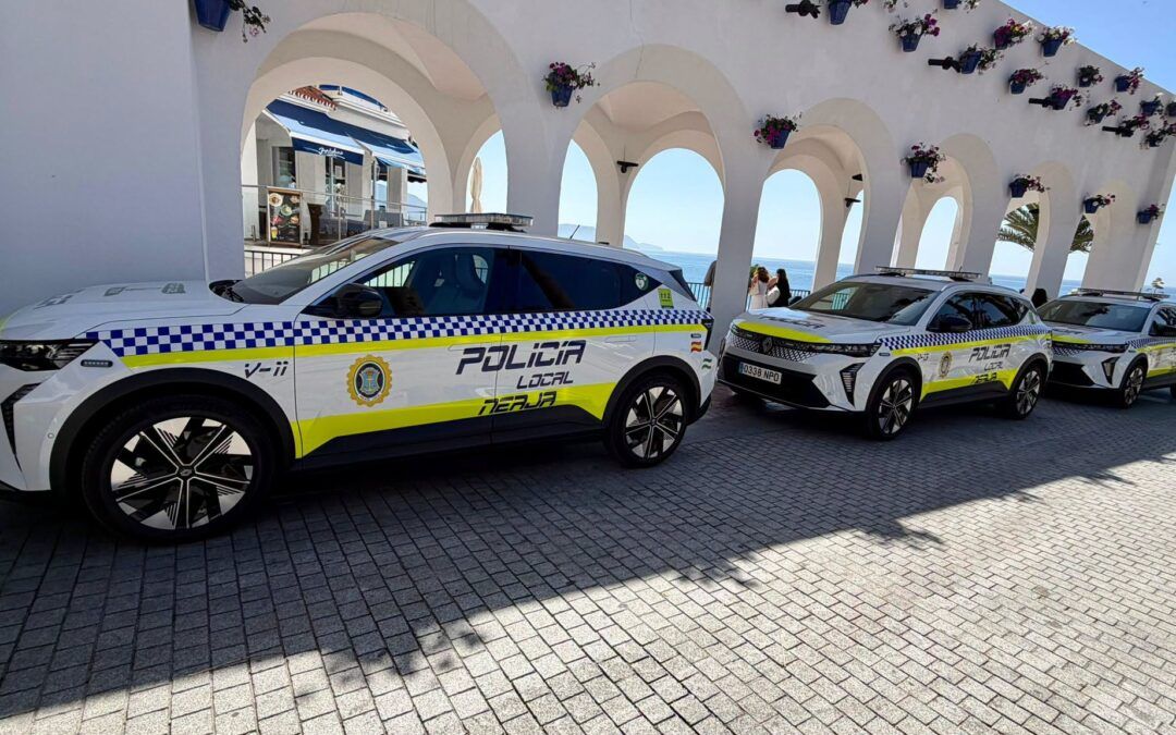 La Policía Local estrena tres nuevos vehículos eléctricos equipados con desfibrilador