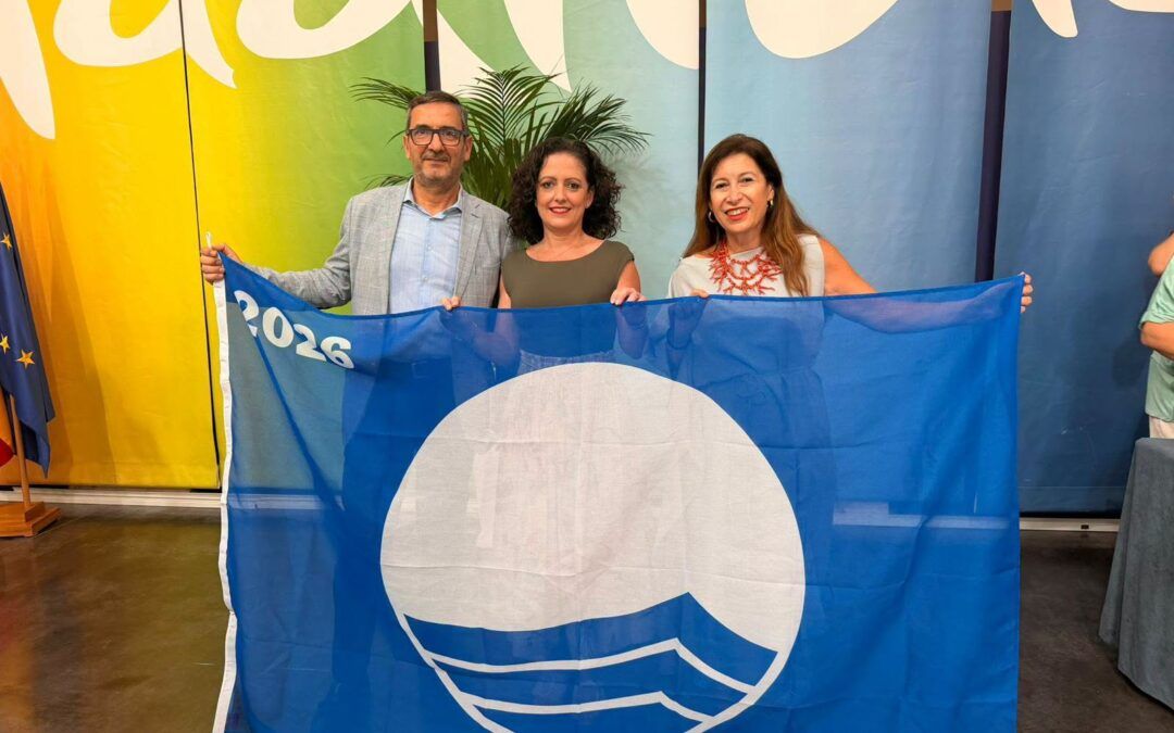 Nerja recibe las cuatro Banderas Azules que certifican la calidad de sus playas